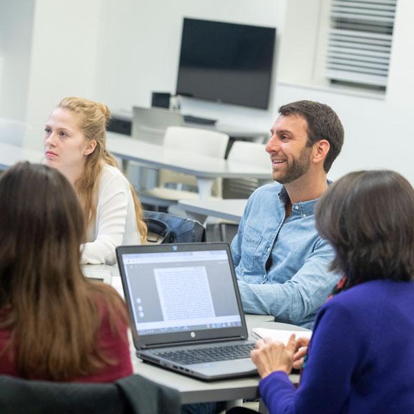 Agnes Scott male and female graduate students in class.